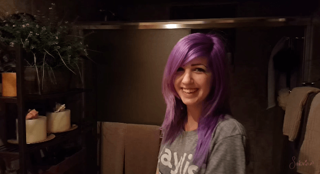 1432924600-girls_hair_magically_changes_colour_from_blue_to_violet