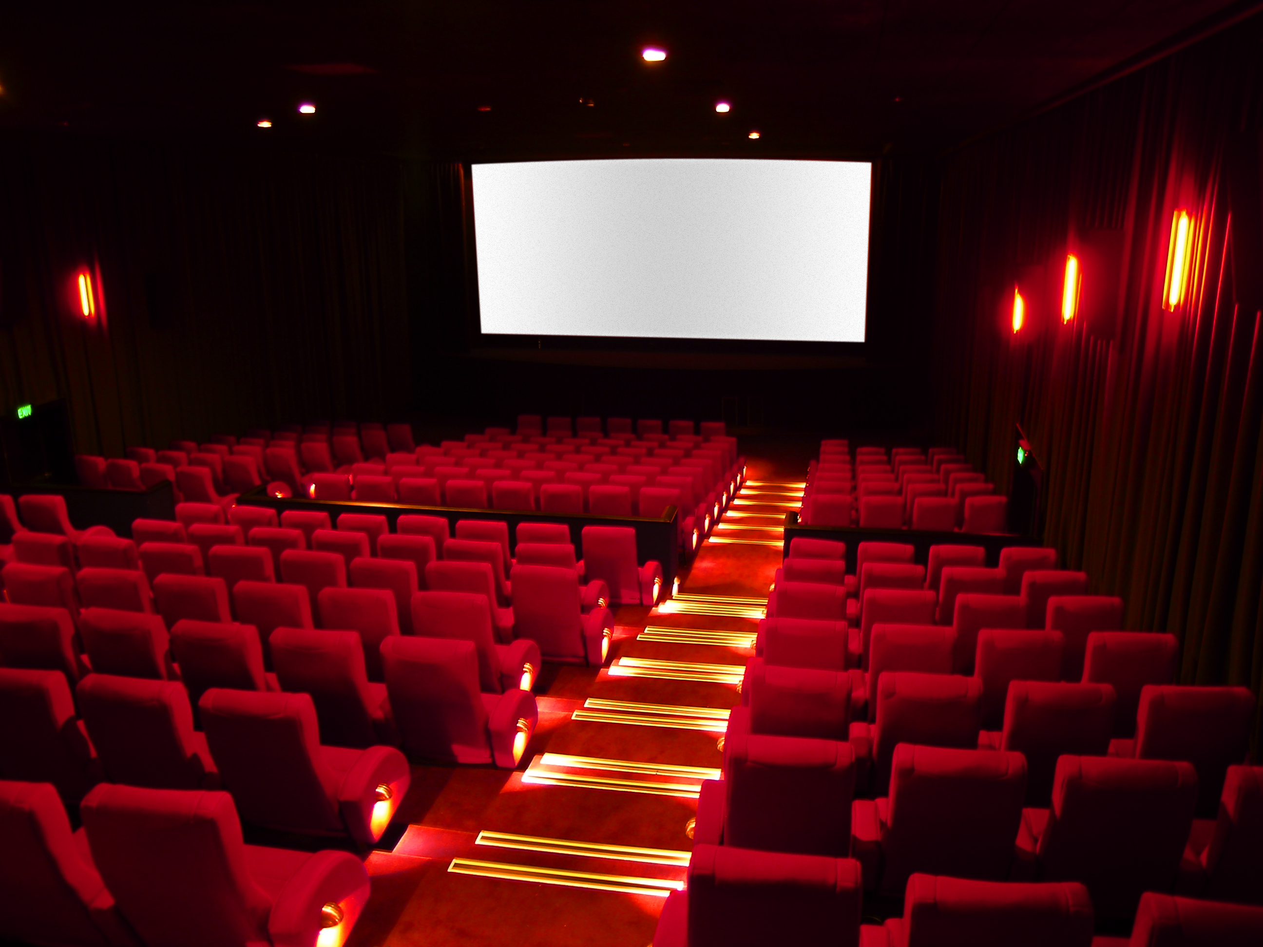 10 Things That Always Happen in the Cinema – We Bet #7 Drives You Nuts