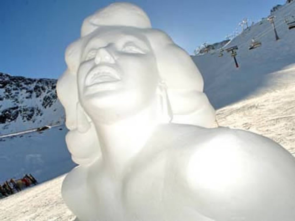 Quick! Look at These 17 Epic Ice Sculptures Before They Melt Forever! 12