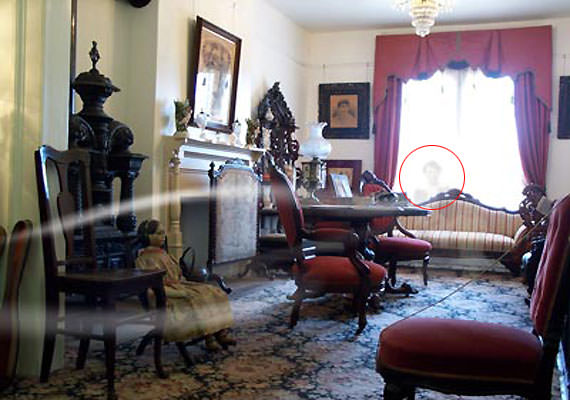 These 13 Photos Apparently Show Real-Life Ghosts – Do You Believe They’re Real?