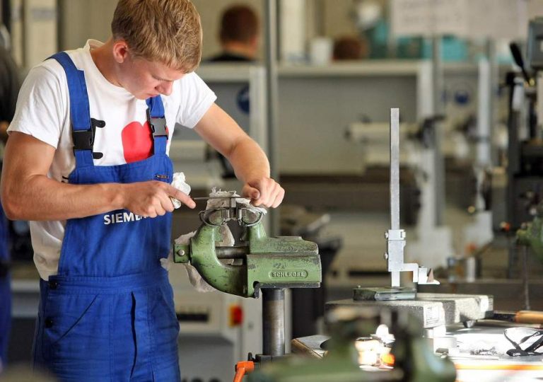 Should All Apprenticeships And Internships Be Paid?